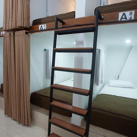 Lucky Hostel Batununggul Eksteriør bilde