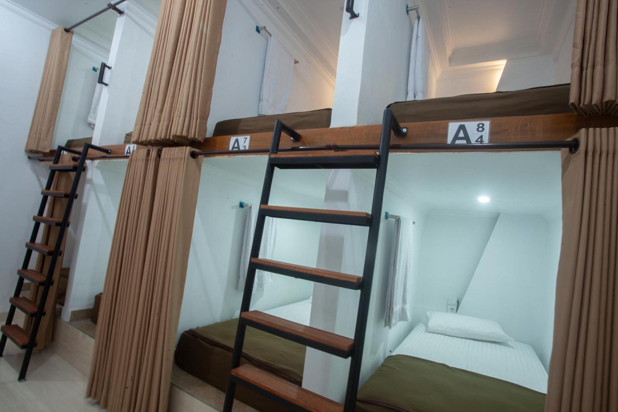 Lucky Hostel Batununggul Eksteriør bilde