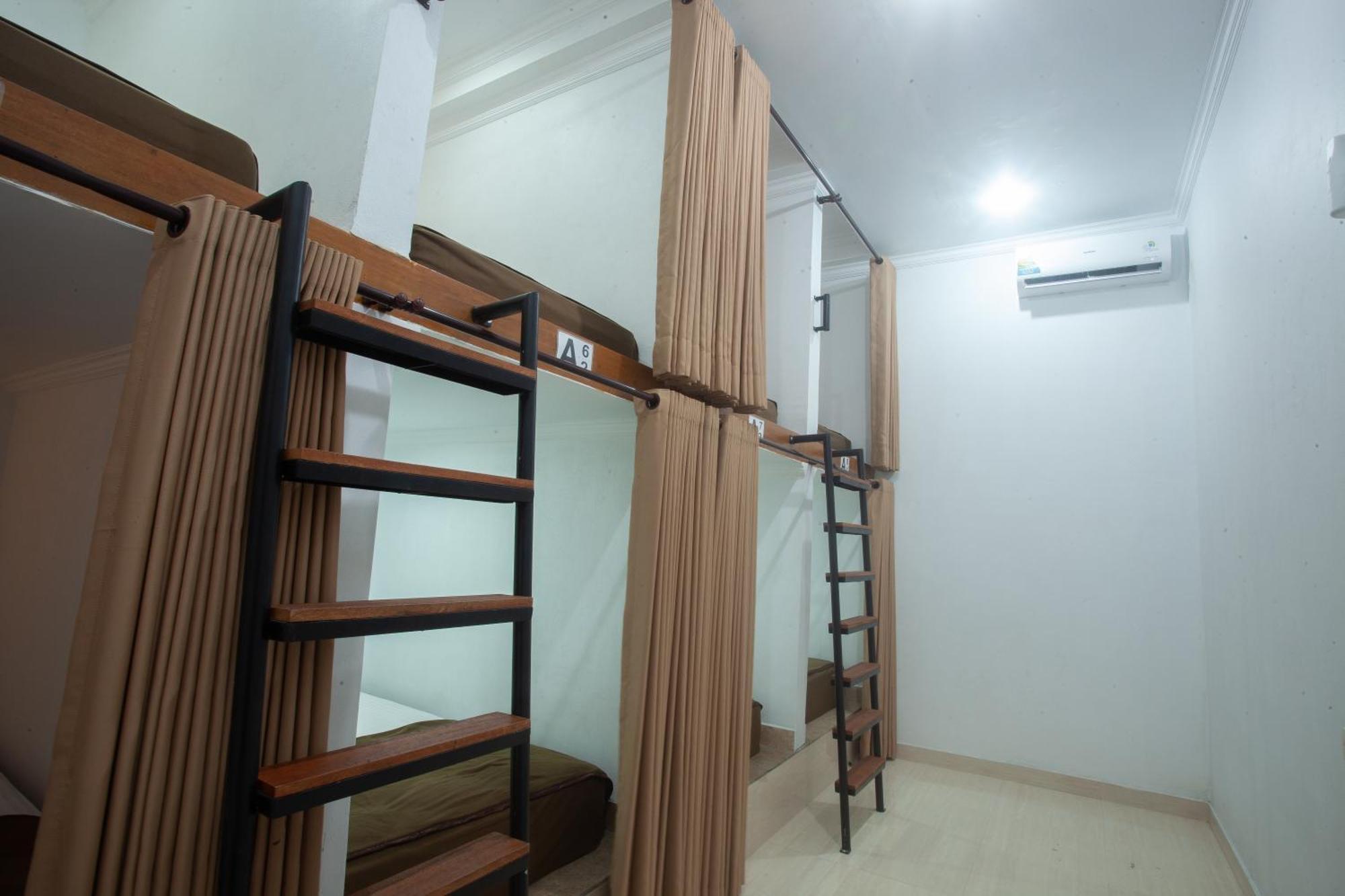 Lucky Hostel Batununggul Eksteriør bilde
