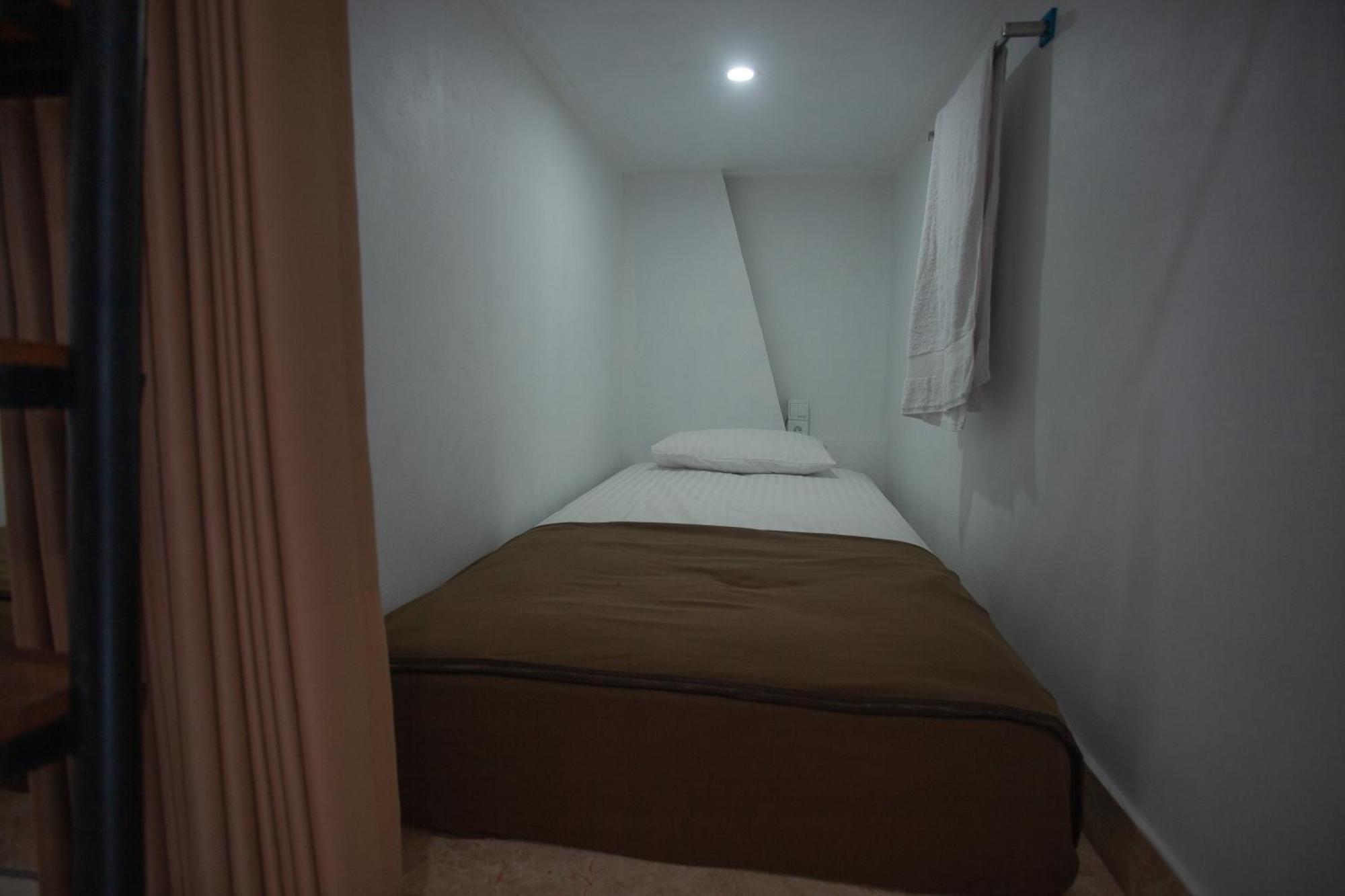 Lucky Hostel Batununggul Eksteriør bilde